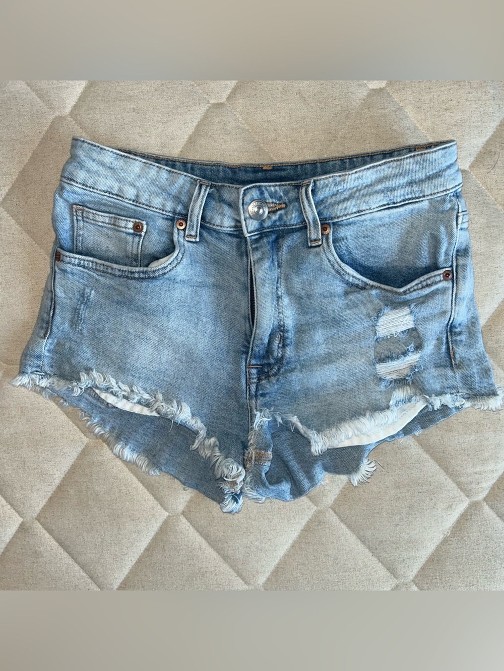 H&M Divided Light Wash Distressed Denim Shorts Size 4